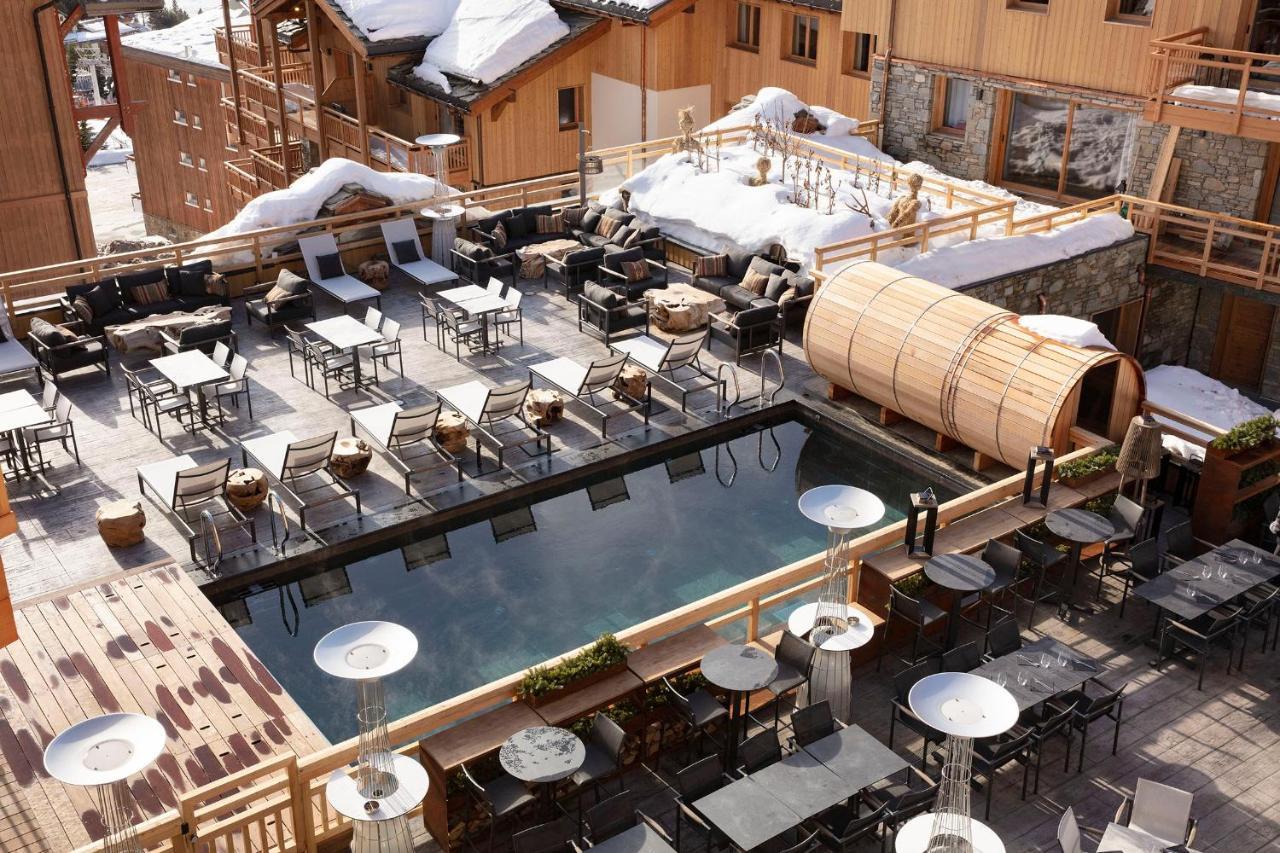 Grandes Rousses Hotel & Spa Alpe d'Huez Ngoại thất bức ảnh The outdoor pool at the Hotel de la Cour des Légendes