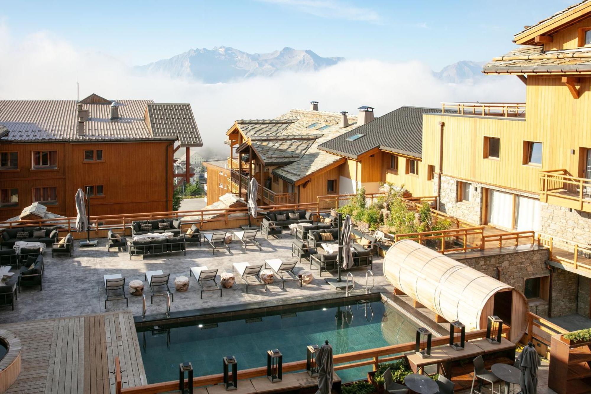 Grandes Rousses Hotel & Spa Alpe d'Huez Ngoại thất bức ảnh The swimming pool at the Hotel de la Cour des Légendes