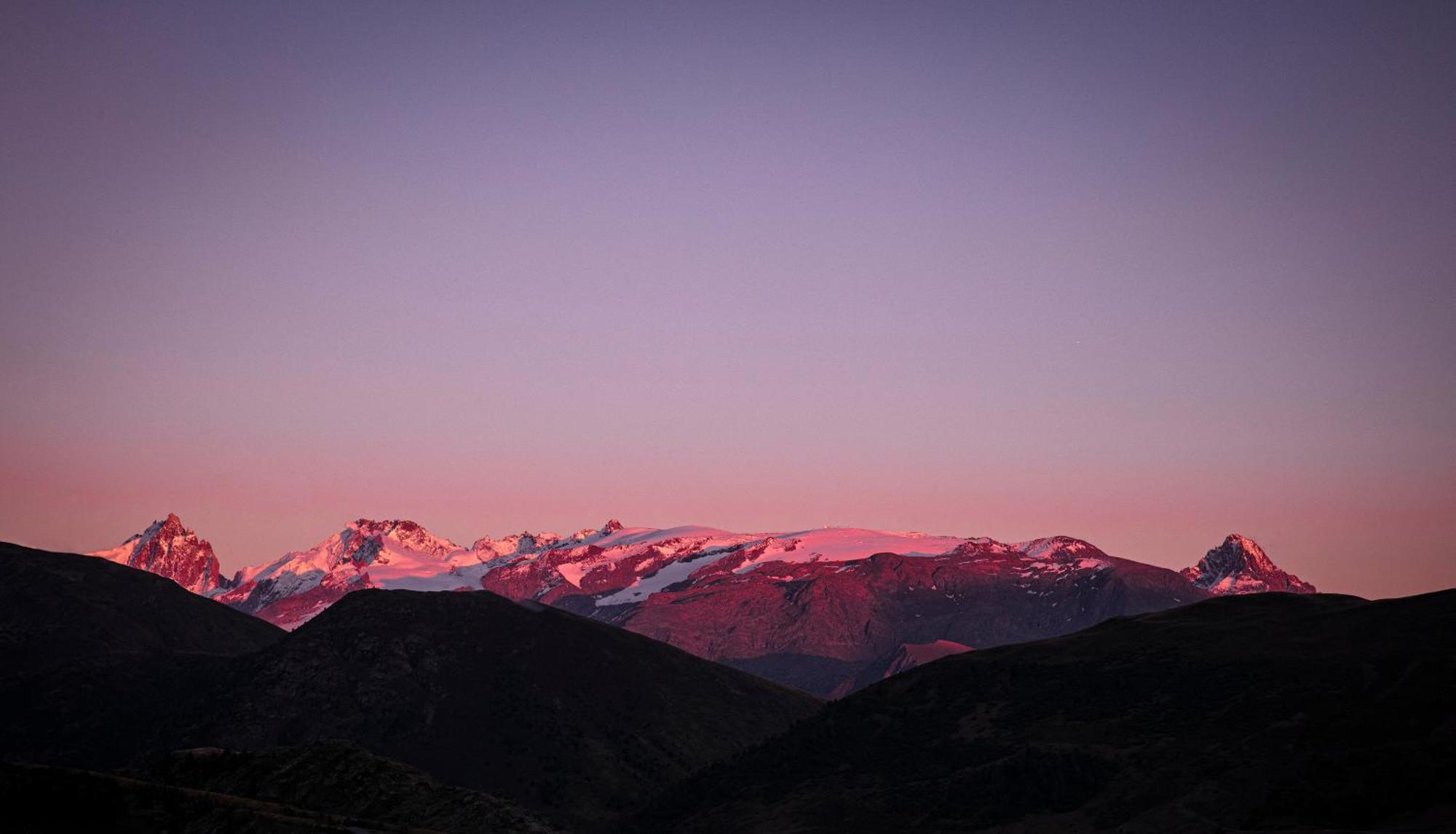 Grandes Rousses Hotel & Spa Alpe d'Huez Ngoại thất bức ảnh Sunset over the Seven Sisters