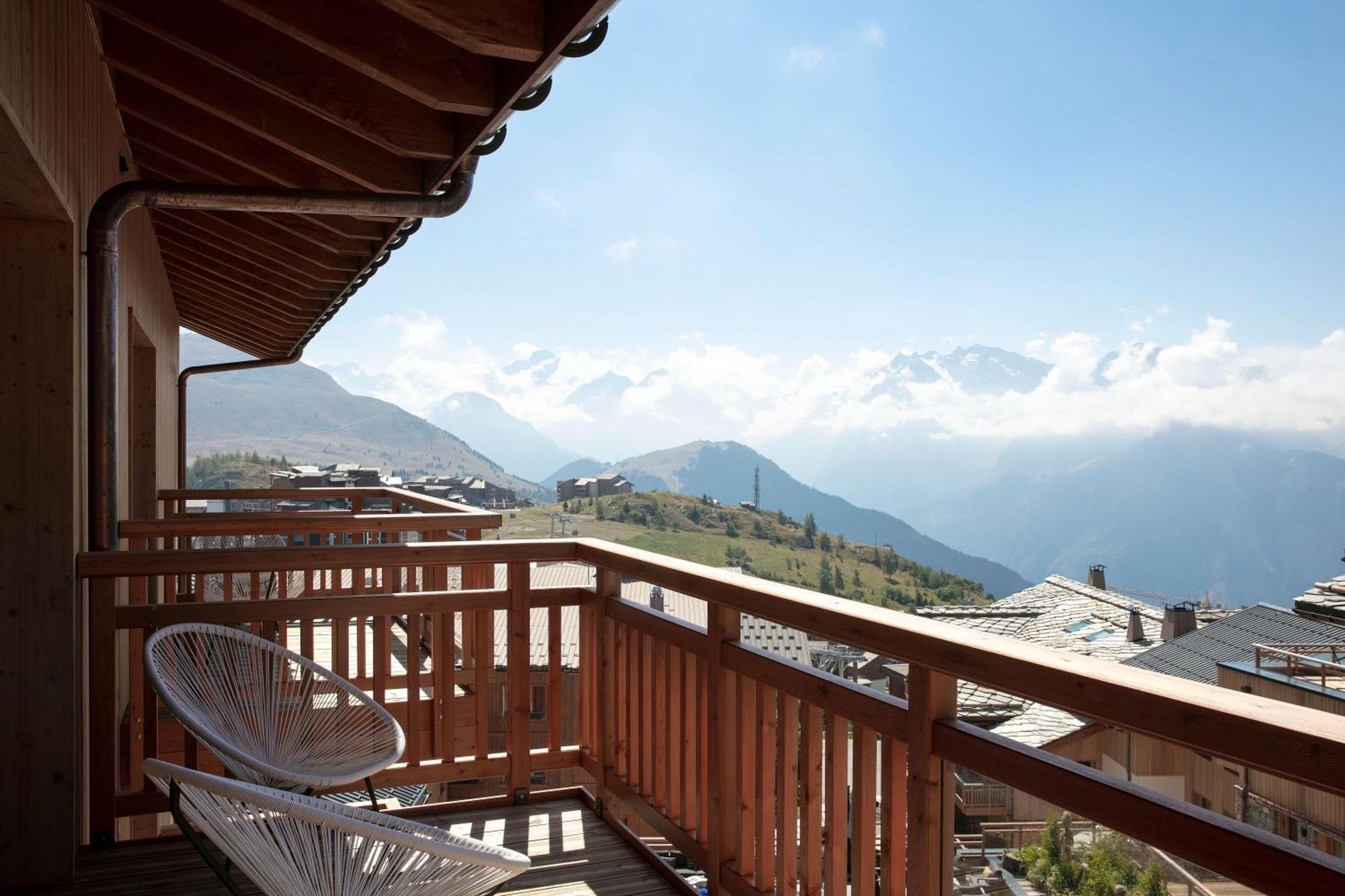 Grandes Rousses Hotel & Spa Alpe d'Huez Ngoại thất bức ảnh A balcony in Les Saisies