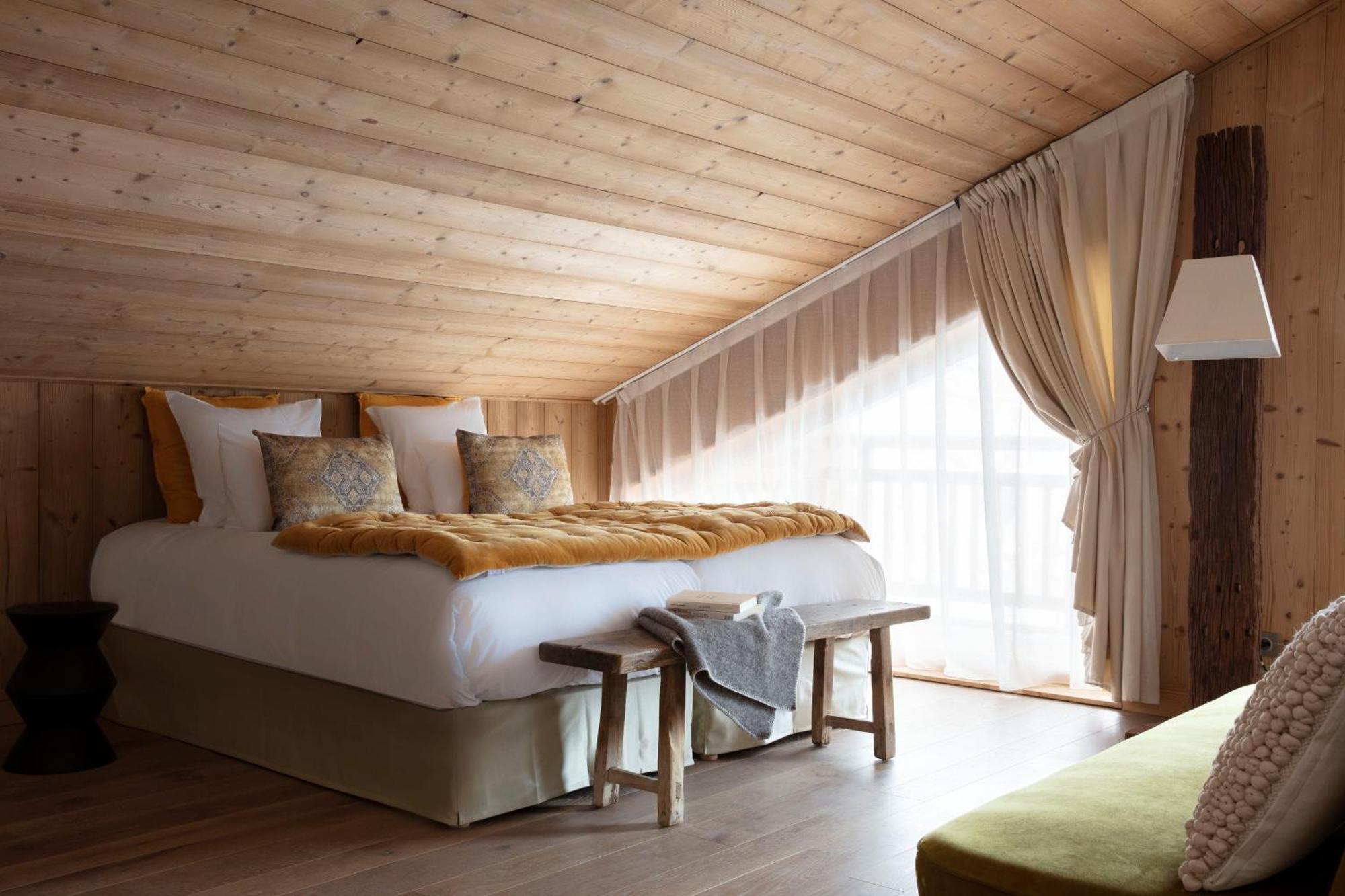 Grandes Rousses Hotel & Spa Alpe d'Huez Ngoại thất bức ảnh A bedroom at the Hotel de Crillon