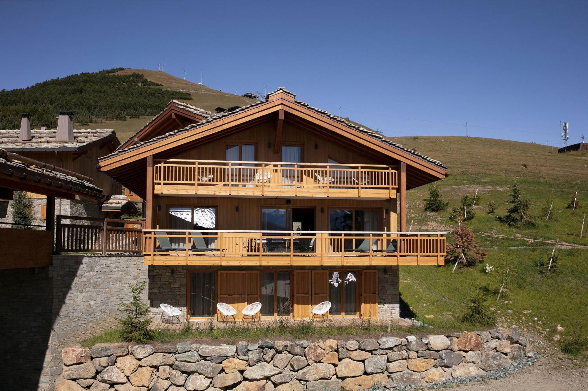 Grandes Rousses Hotel & Spa Alpe d'Huez Ngoại thất bức ảnh A chalet in Les Saisies