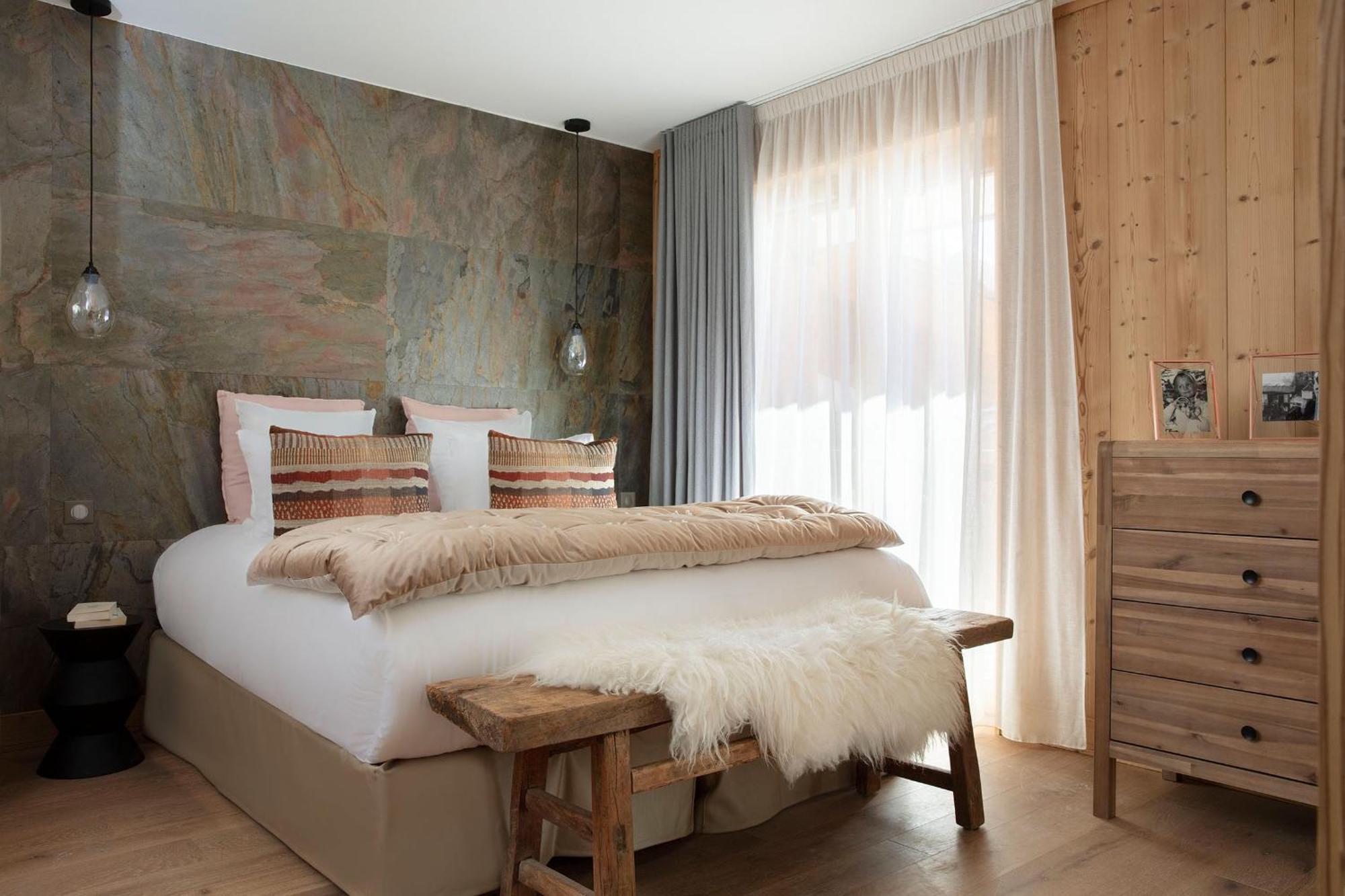 Grandes Rousses Hotel & Spa Alpe d'Huez Ngoại thất bức ảnh A bedroom in the hotel