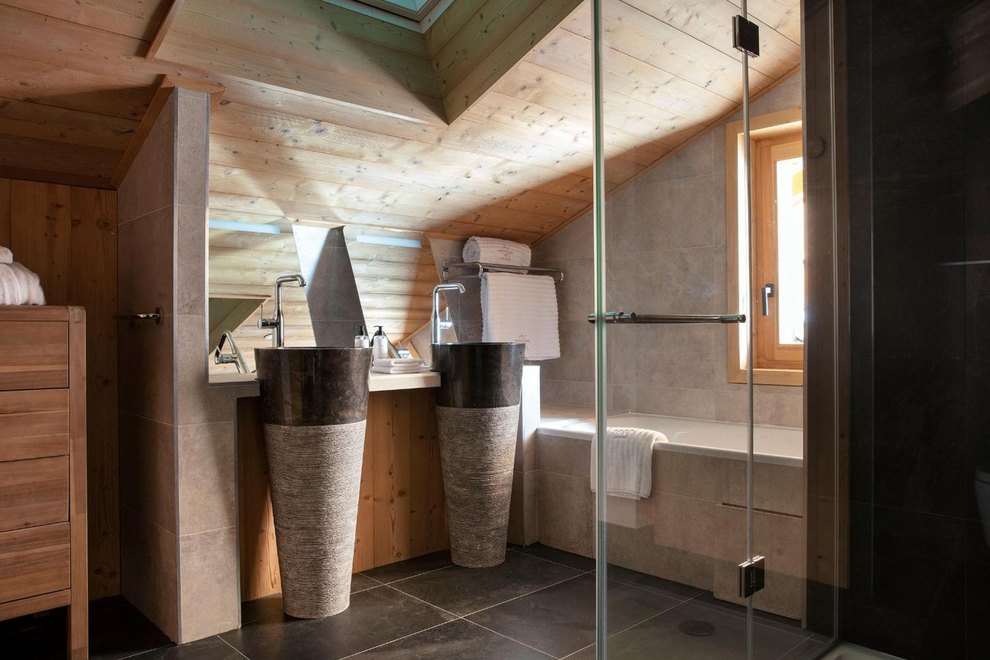 Grandes Rousses Hotel & Spa Alpe d'Huez Ngoại thất bức ảnh Bathroom in a chalet
