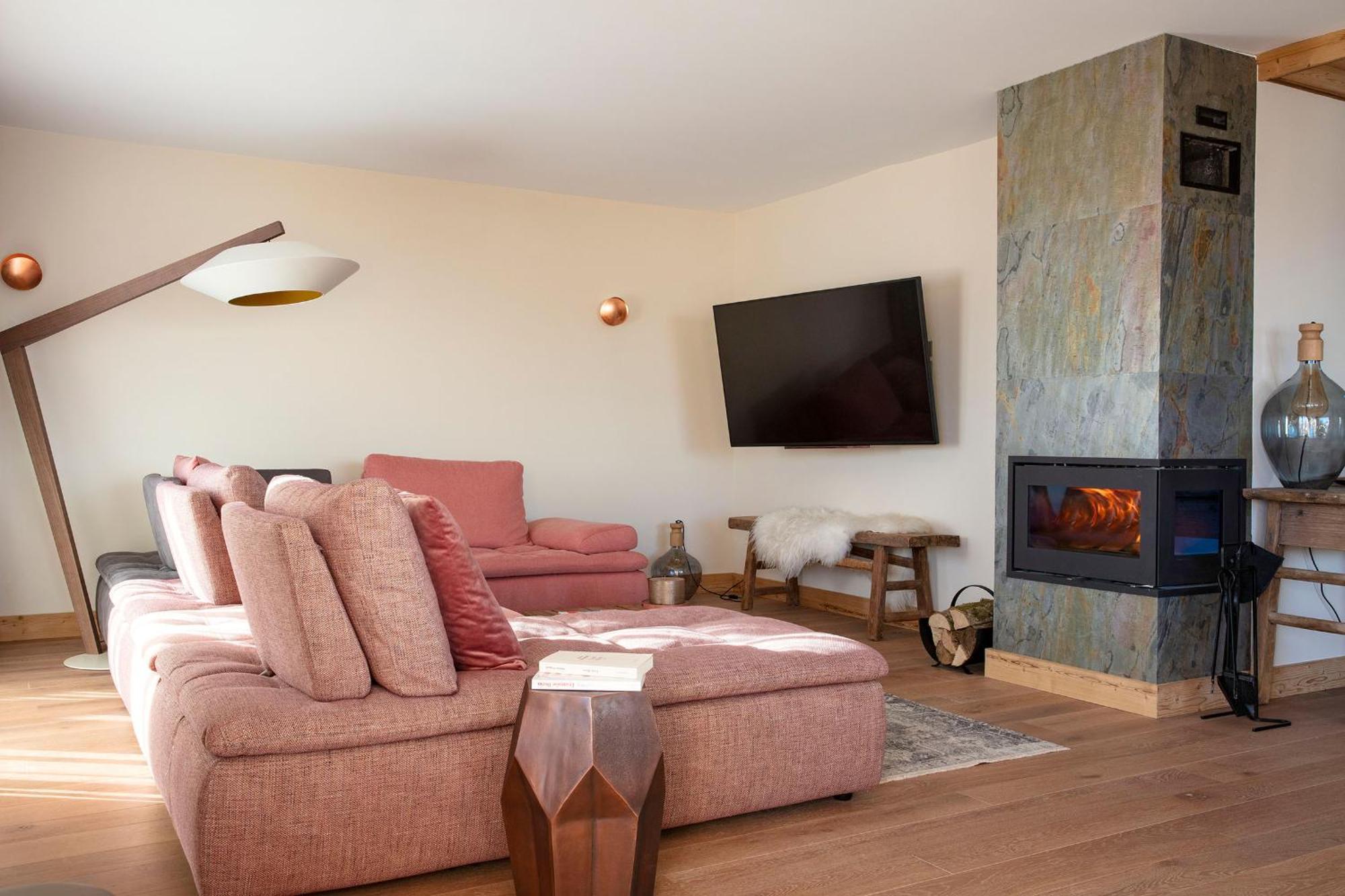 Grandes Rousses Hotel & Spa Alpe d'Huez Ngoại thất bức ảnh A living room with a fireplace