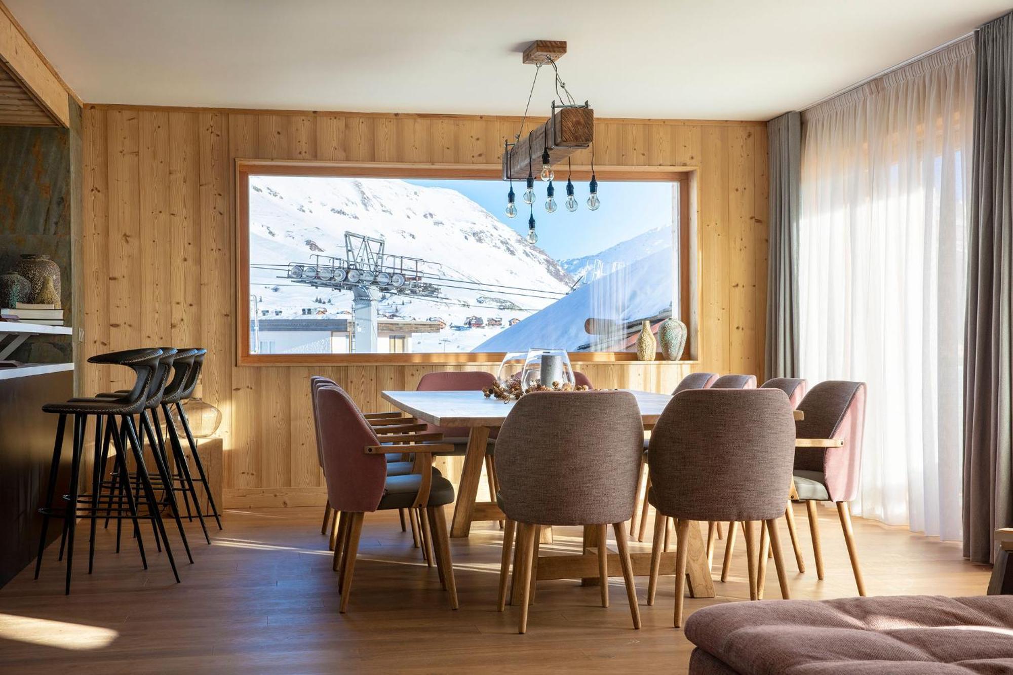Grandes Rousses Hotel & Spa Alpe d'Huez Ngoại thất bức ảnh A dining room in a chalet